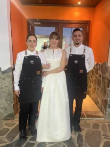 Manuel y María con una novia en un evento