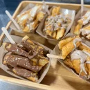 Churros con chocolate en canasta.